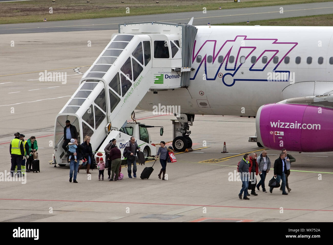 In aereo in posizione parcheggio passeggeri in uscita, Dortmund Airport 21, Dortmund, Germania, Europa Foto Stock
