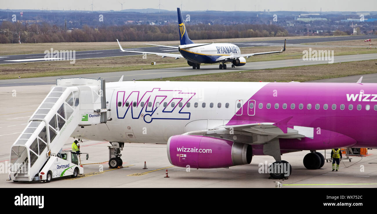 Aeroplano in posizione di parcheggio, un piano sulla pista, Dortmund Airport 21, Dortmund, Germania, Europa Foto Stock