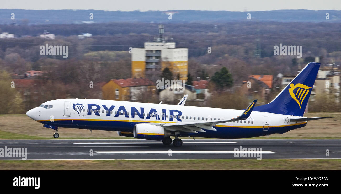 Un piano di Ryanair sulla pista, Dortmund Airport 21, aeroporto, Dortmund, Germania, Europa Foto Stock