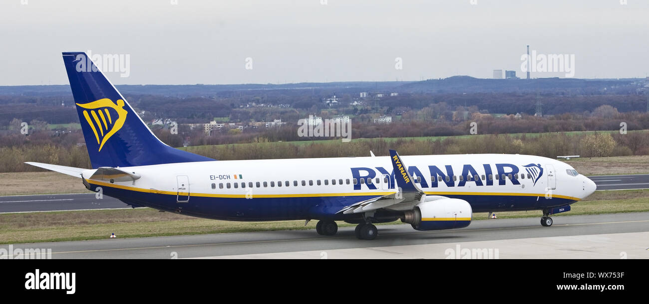 Un piano di Ryanair sulla pista, Dortmund Airport 21, aeroporto, Dortmund, Germania, Europa Foto Stock