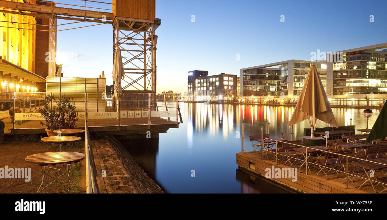 Duisburg porto interno di sera, Duisburg, la zona della Ruhr, Germania, Europa Foto Stock