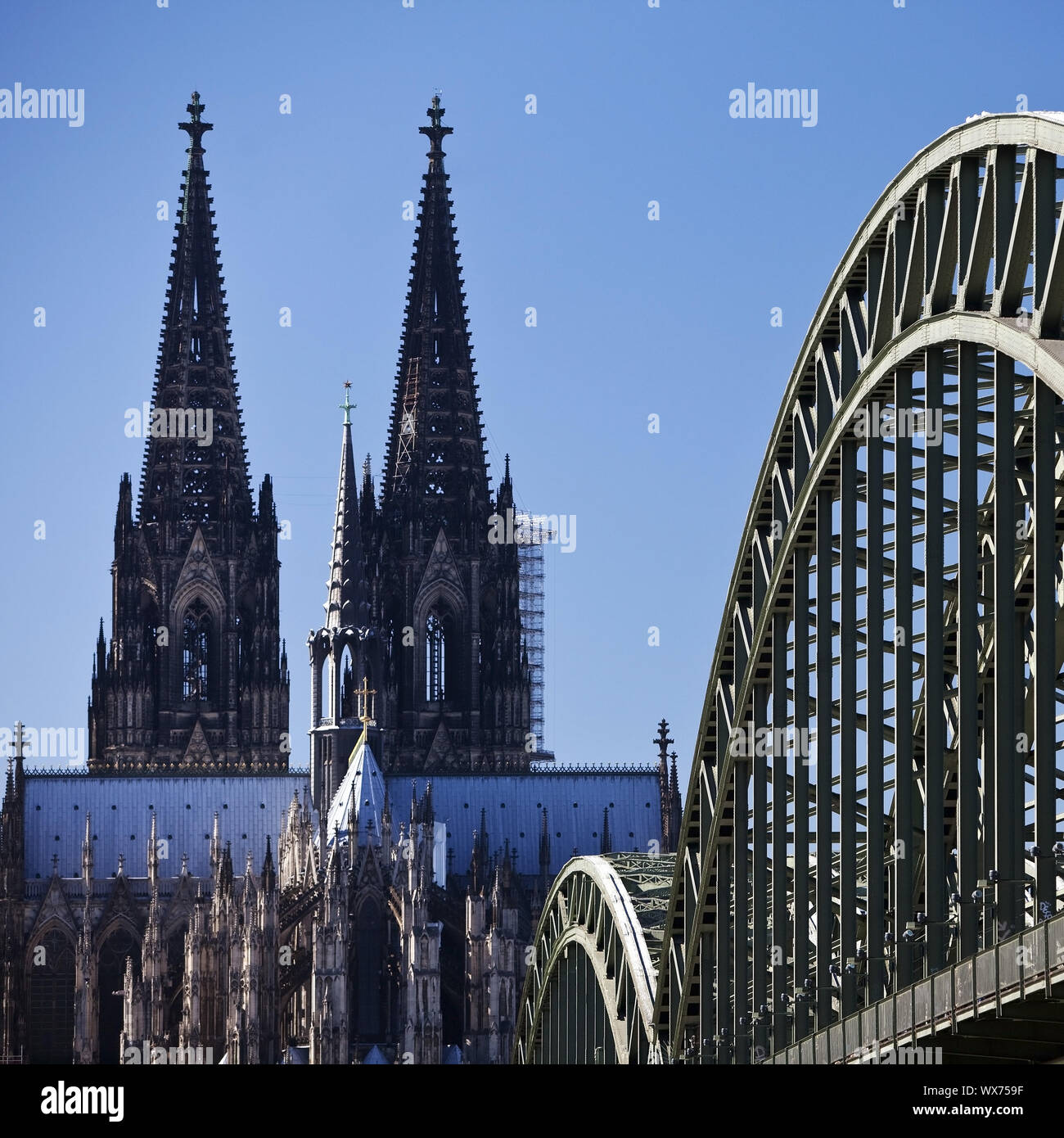 La cattedrale di Colonia e Hohenzollern ponte, Colonia, nella Renania settentrionale-Vestfalia, Germania, Europa Foto Stock