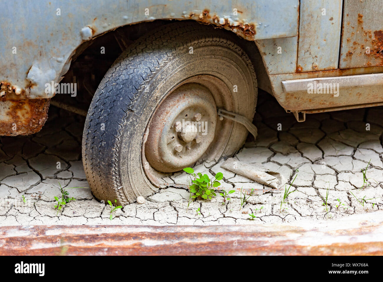 Vecchia auto nel fango Foto Stock