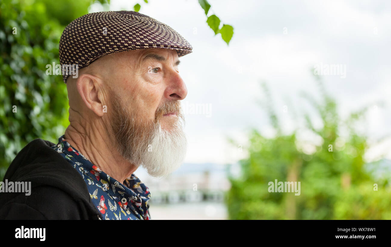 uomo anziano all'aperto Foto Stock