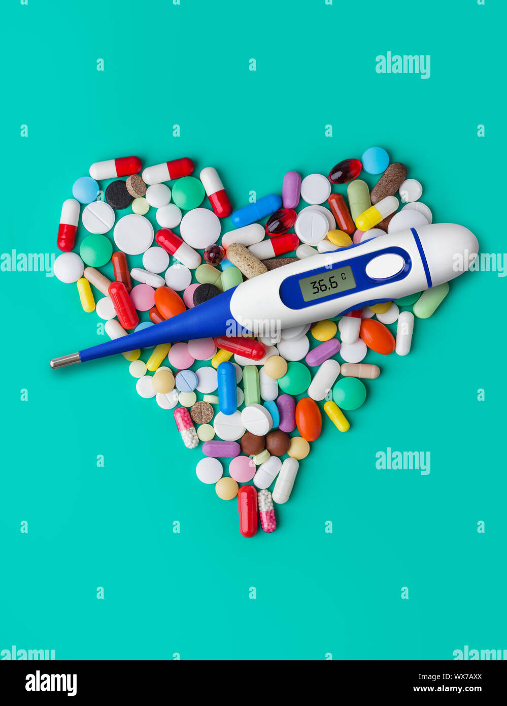 Termometro e cuore realizzato in pillole Foto Stock
