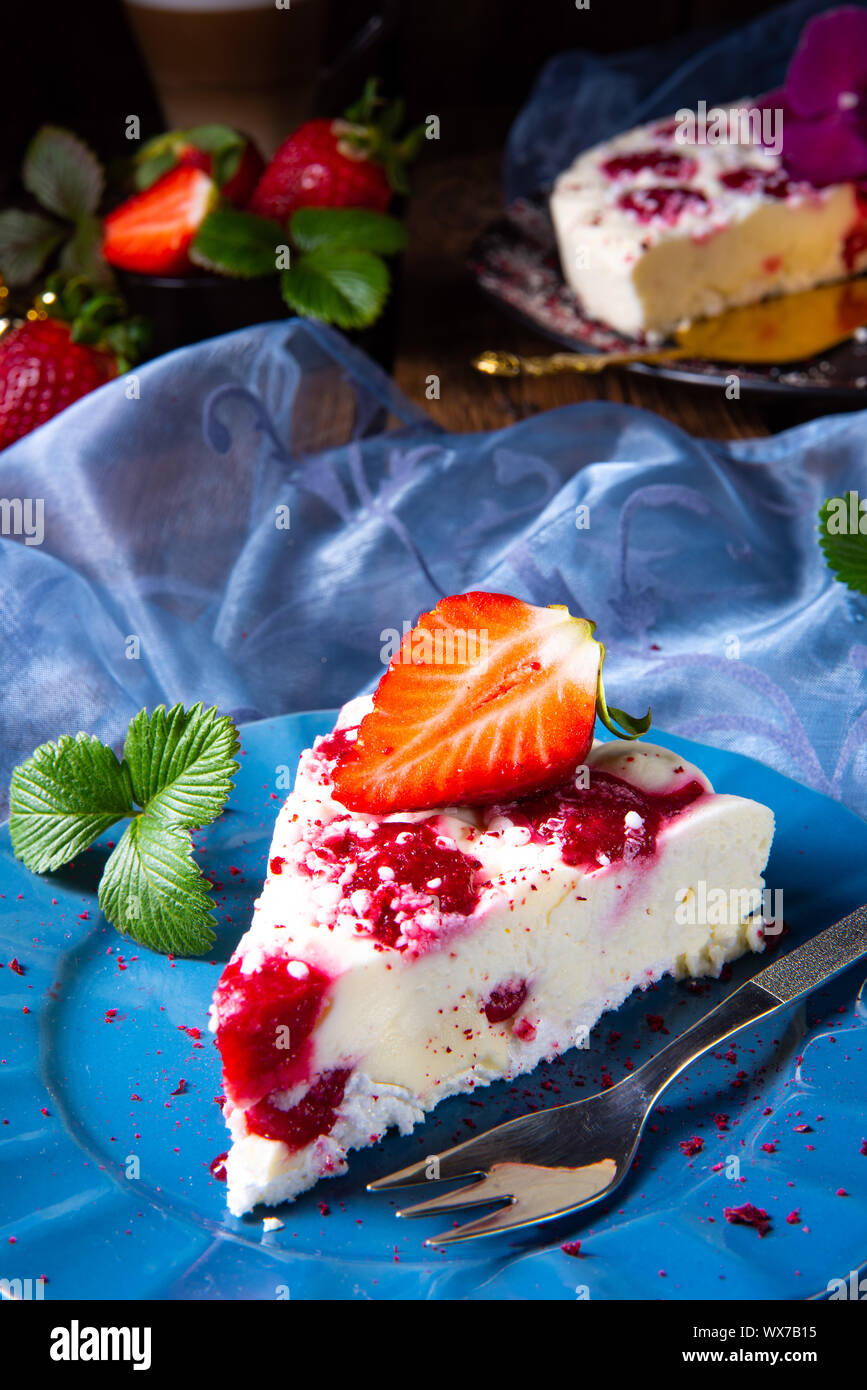 Bella e gustosa Cheesecake senza cottura con fragole Foto Stock
