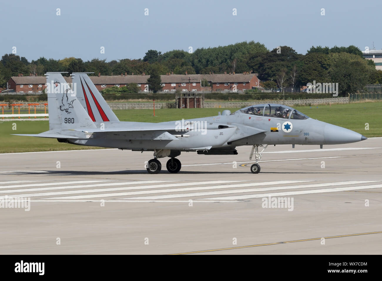 Forza Aerea israeliana F-15D 'Baz' dalla punta di diamante squadrone di rullaggio torna alla dispersione a RAF Waddington durante l'esercizio Cobra guerriero. Foto Stock