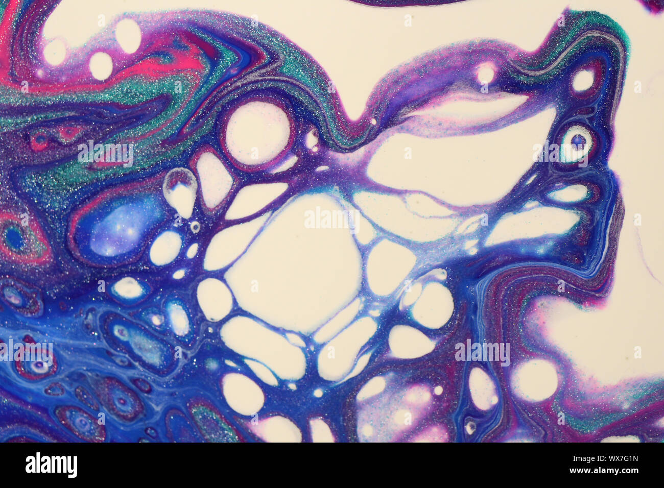 Luminose pittura astratta in glitter teal, blu, viola, neon pink e white offre i lacci in forma di un abstract butterfly per gli sfondi. Foto Stock