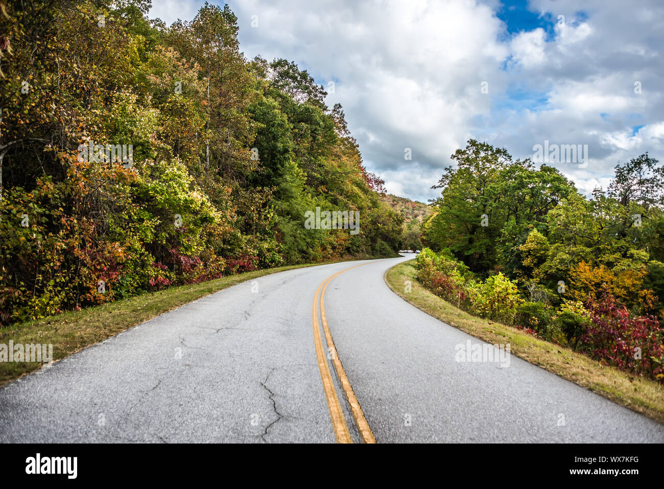 Autunno scenic drive lungo la Blue Ridge Parkway Foto Stock