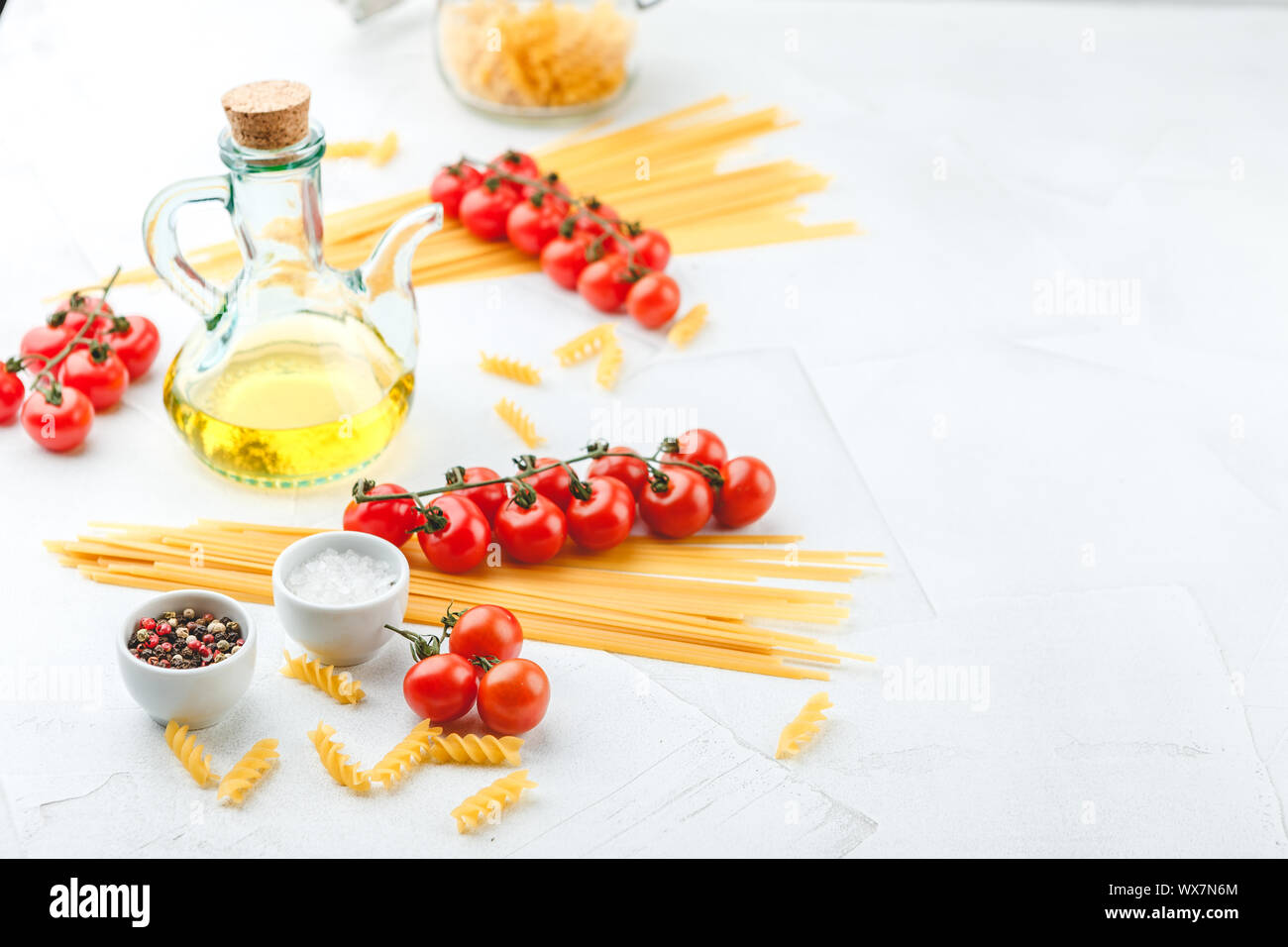 La pasta italiana con pomodori, olio Foto Stock