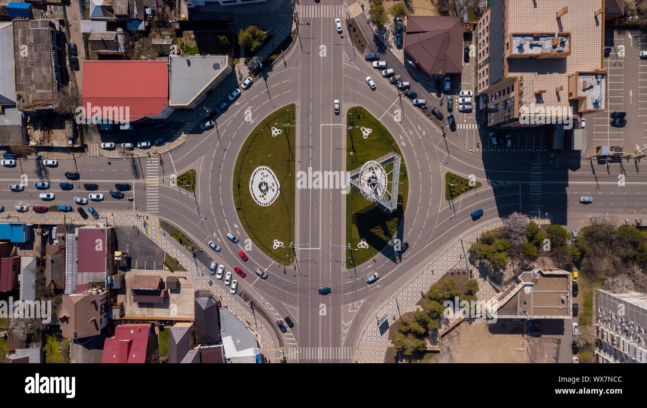 Vista dall'alto in basso della città di cerchio di traffico con vetture Foto Stock