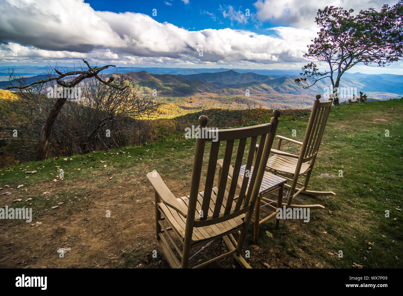 Viste sulla montagna al tramonto dalla sedia prato Foto Stock