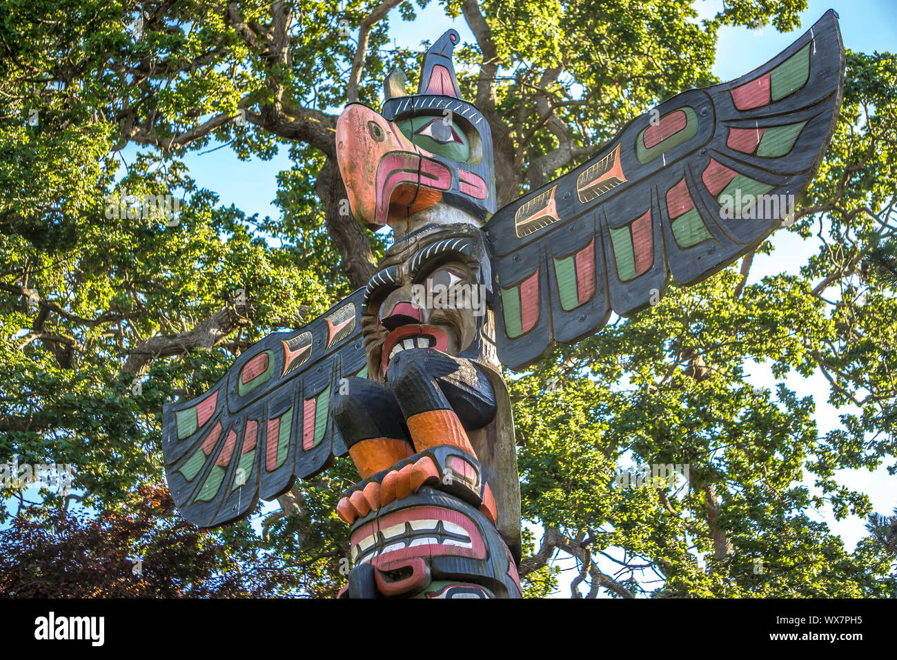 Il totem pole a thunderbird park victoria bc canada Foto Stock