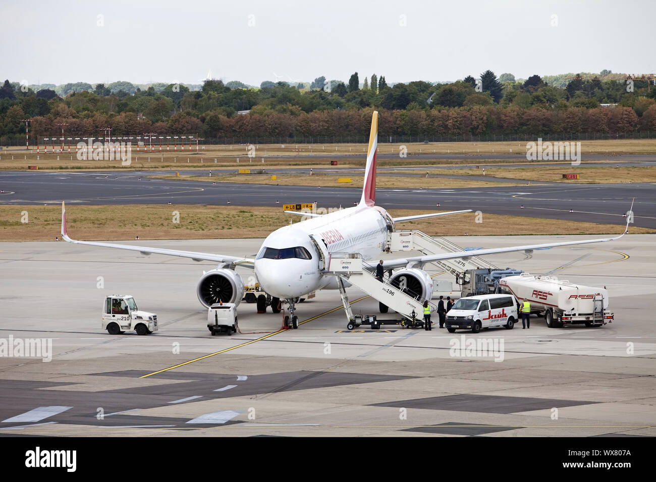 Aeromobili in pista, Duesseldorf International Airport, Renania settentrionale-Vestfalia, Germania, Europa Foto Stock