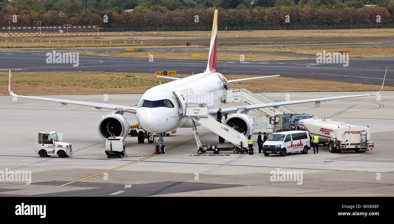 Aeromobili in pista, Duesseldorf International Airport, Renania settentrionale-Vestfalia, Germania, Europa Foto Stock