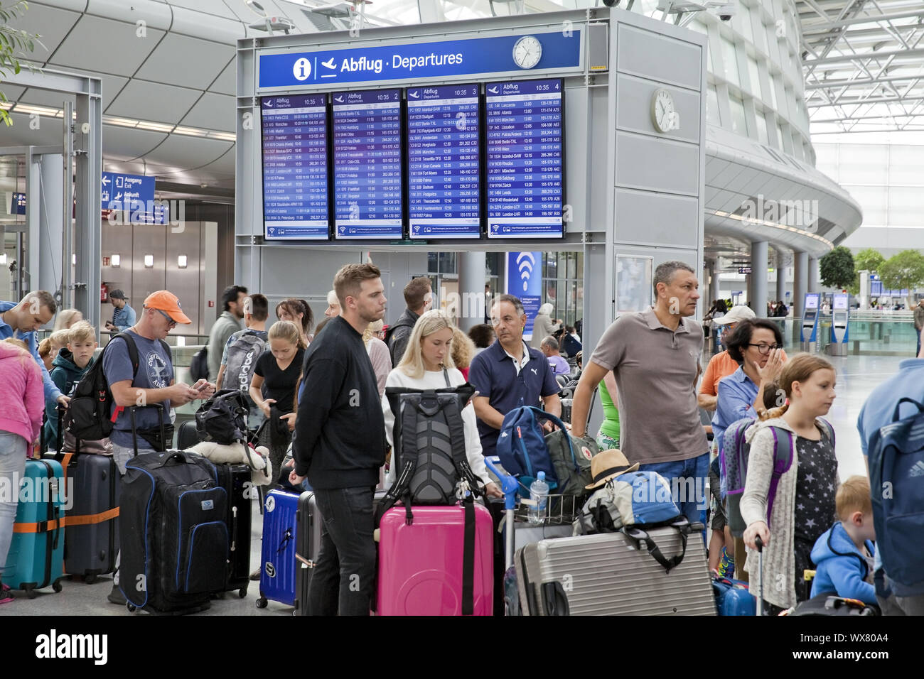 Airport Terminal con molte persone durante la stagione di Holliday, Duesseldorf, Germania, Europa Foto Stock