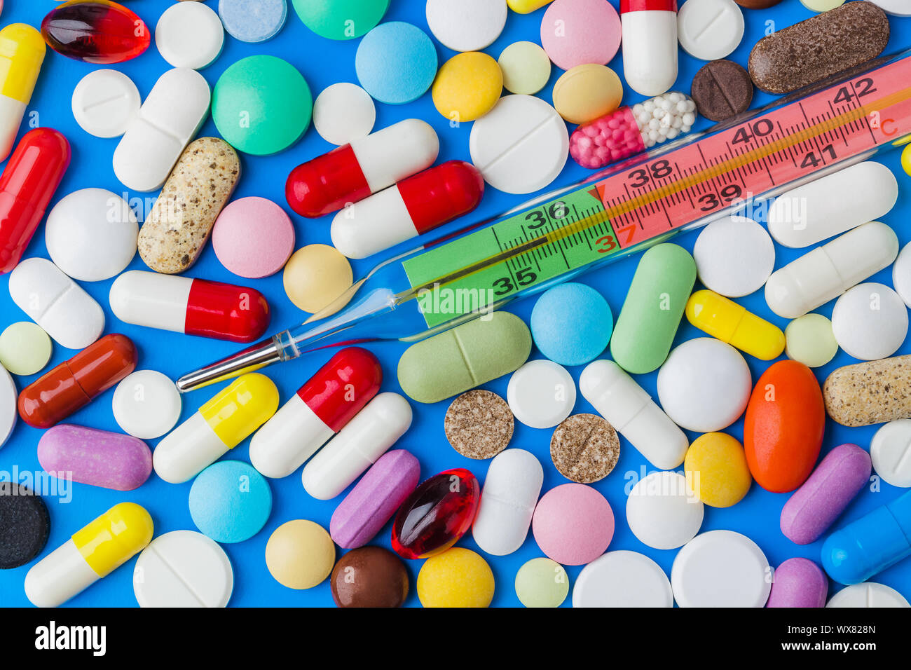 Pillole e termometro - medico di fondo Foto Stock