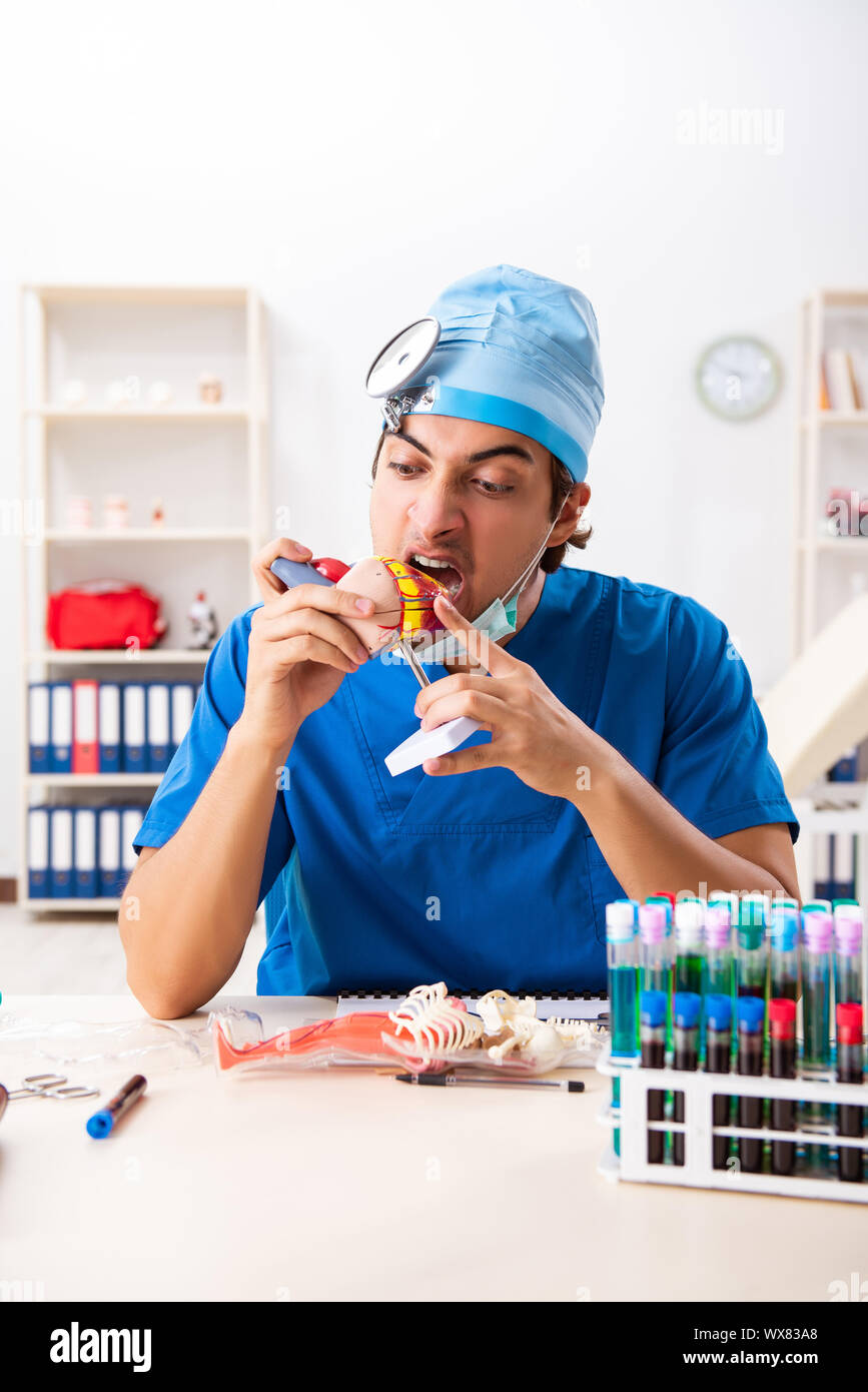 Mad Doctor che lavorano nella Clinica Foto Stock