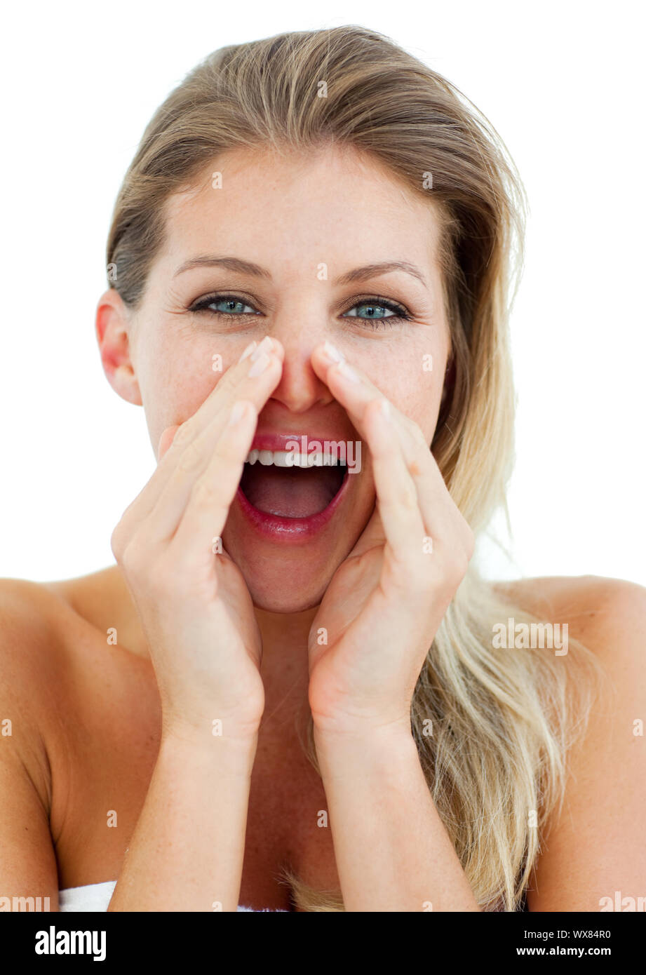 Donna attraente urlare contro uno sfondo bianco Foto Stock