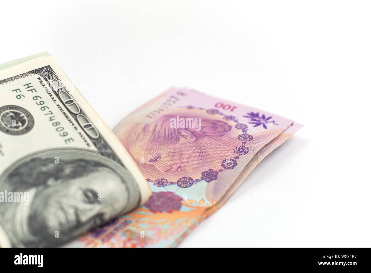 In pesos argentini e del dollaro su sfondo bianco. Cambio di valuta estera, gli affari economici concetto. Foto Stock