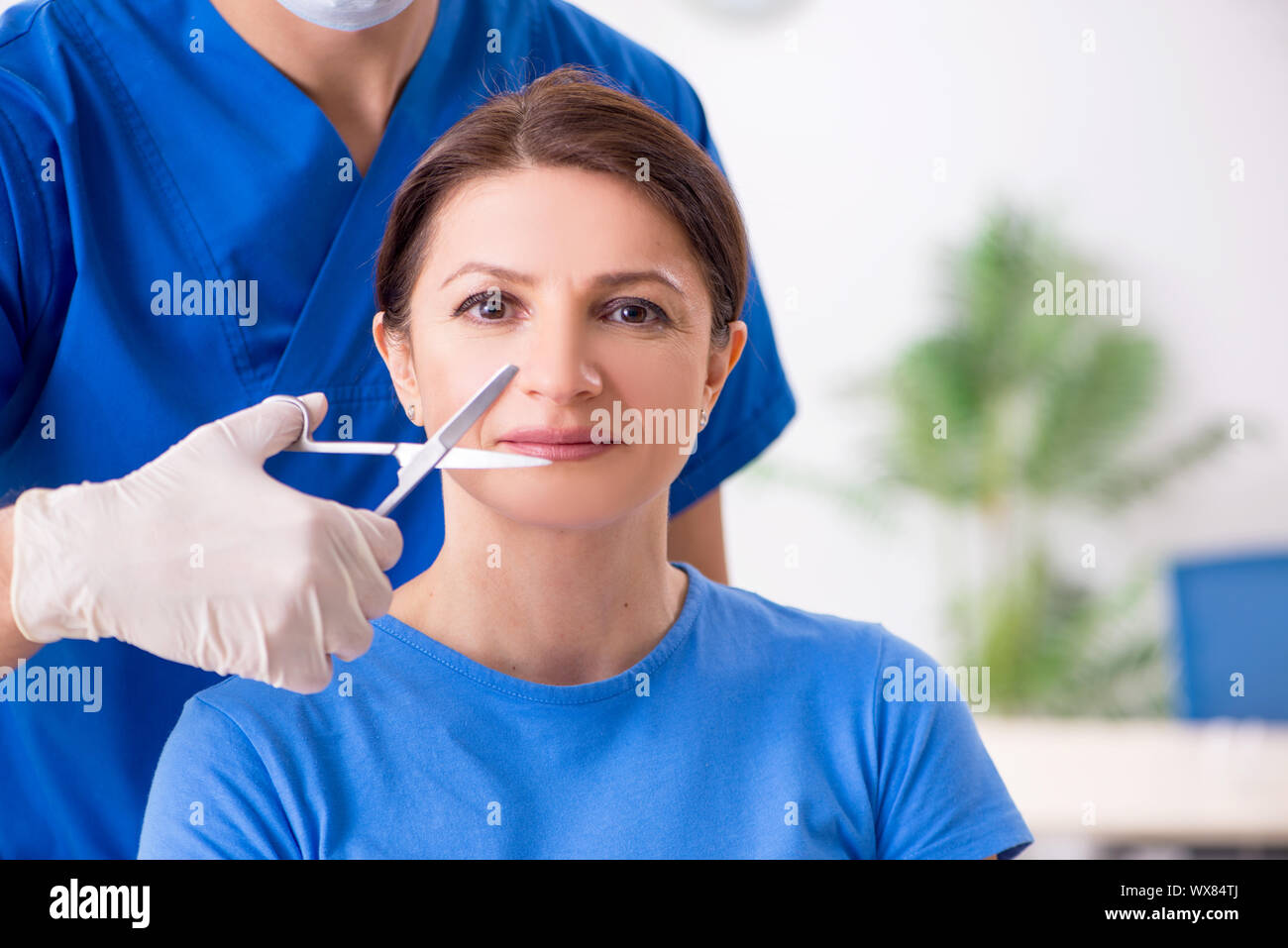 Donna maschio visita medico per un intervento di chirurgia plastica Foto Stock