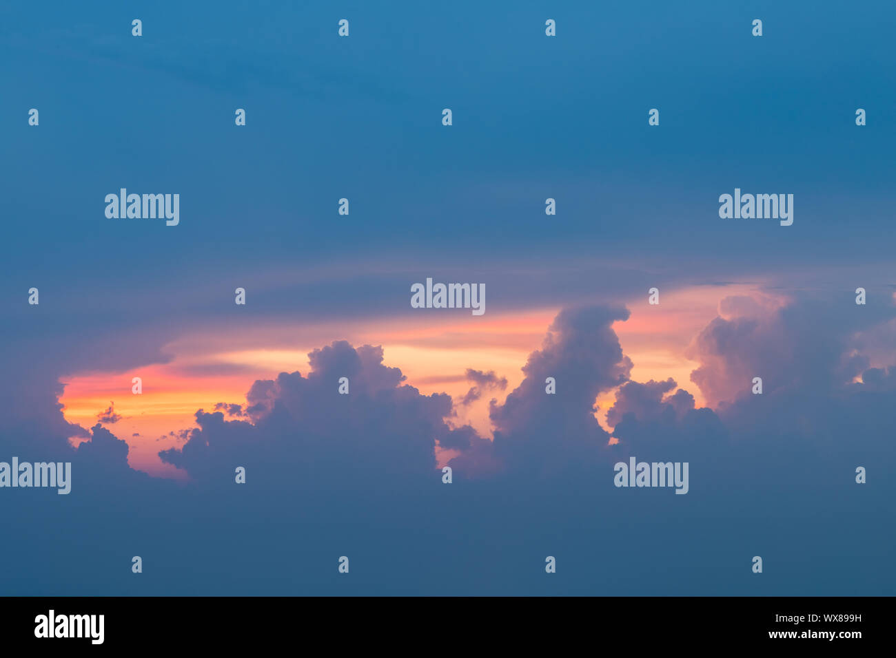 Le nuvole al tramonto Foto Stock