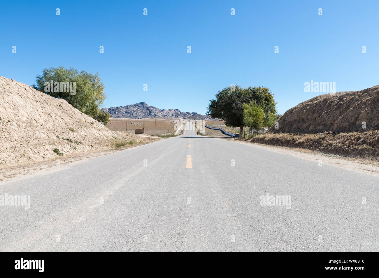 Autostrada attraverso il villaggio desolato Foto Stock