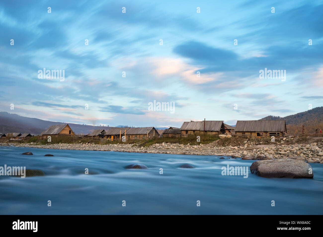 Log Cabin al tramonto su hemu riverside Foto Stock