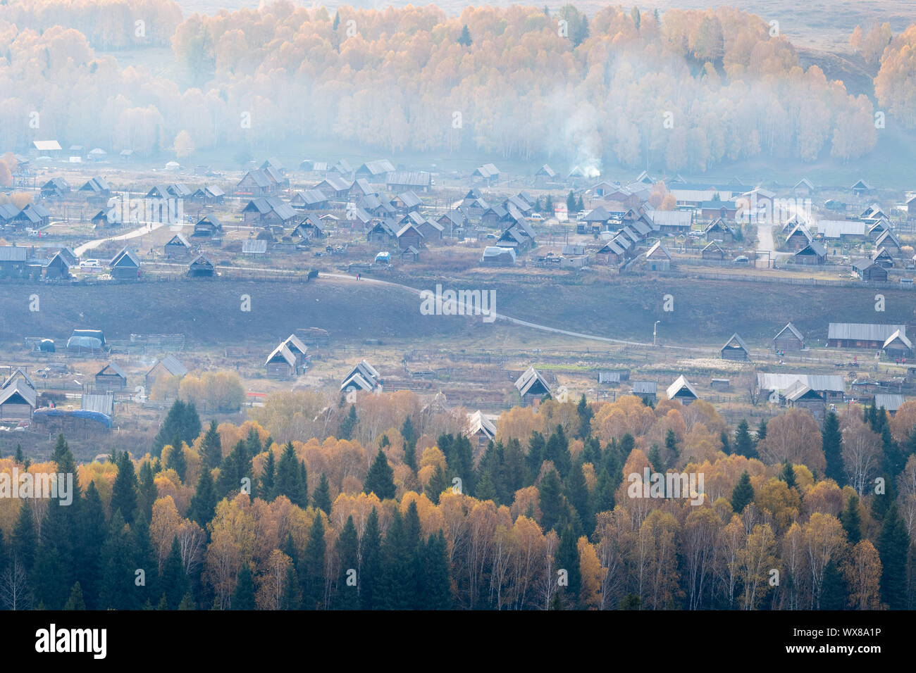 Xinjiang villaggio paesaggio autunnale Foto Stock