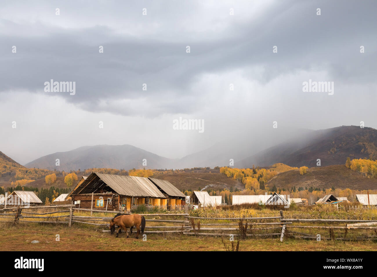 Xinjiang log cabin in nuvoloso Foto Stock