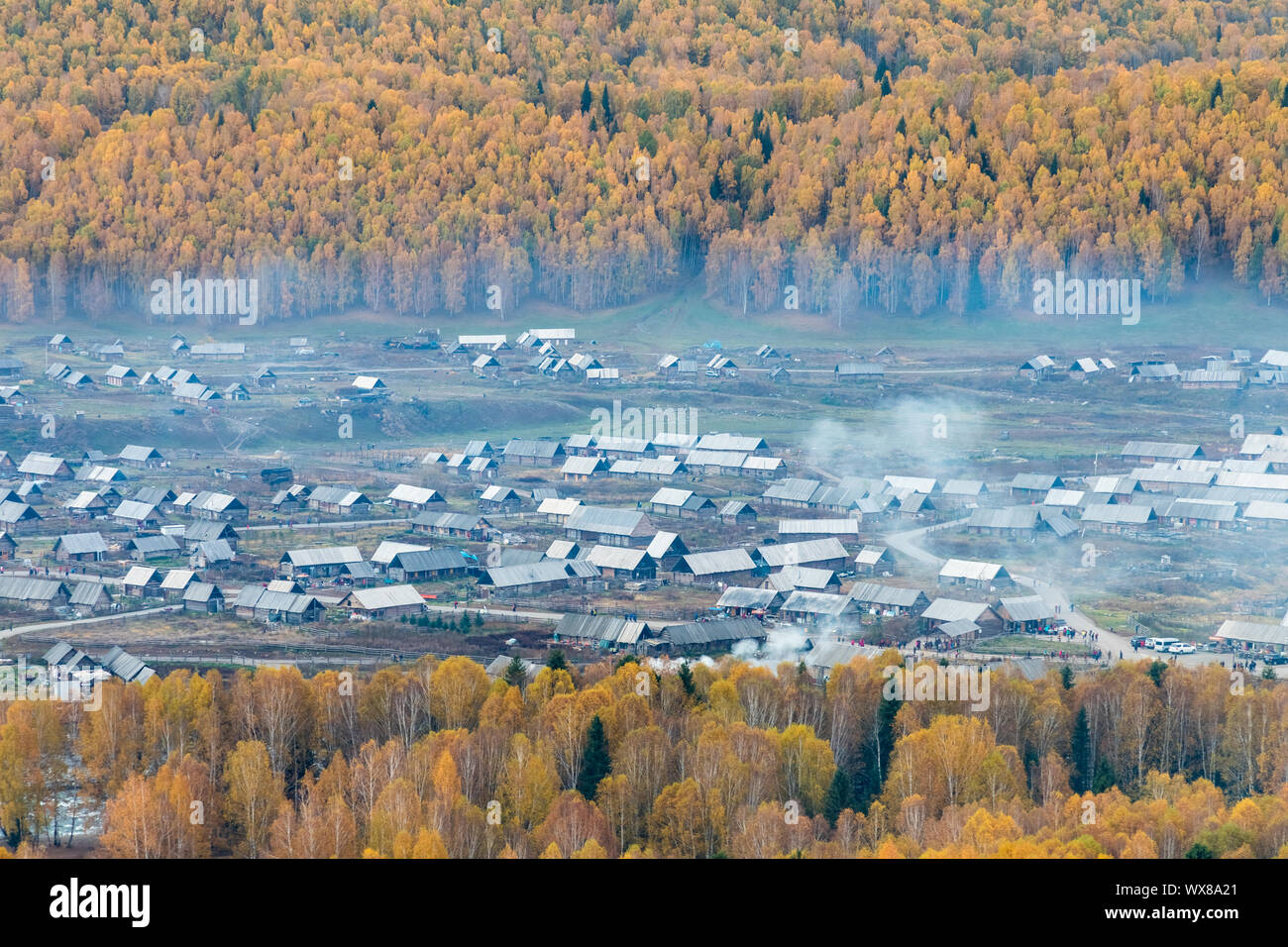 Bella hemu villaggi nella foresta di autunno Foto Stock