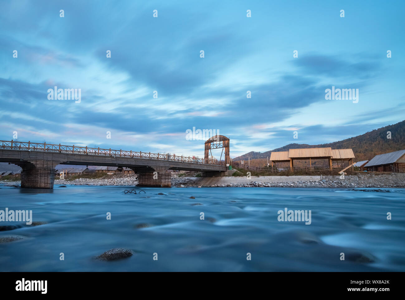 Hemu ponte e fiume al tramonto Foto Stock