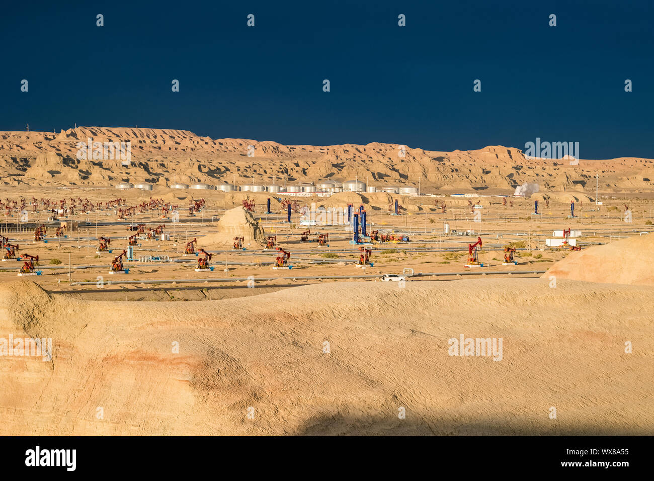 Campo dell'olio area di funzionamento al crepuscolo Foto Stock