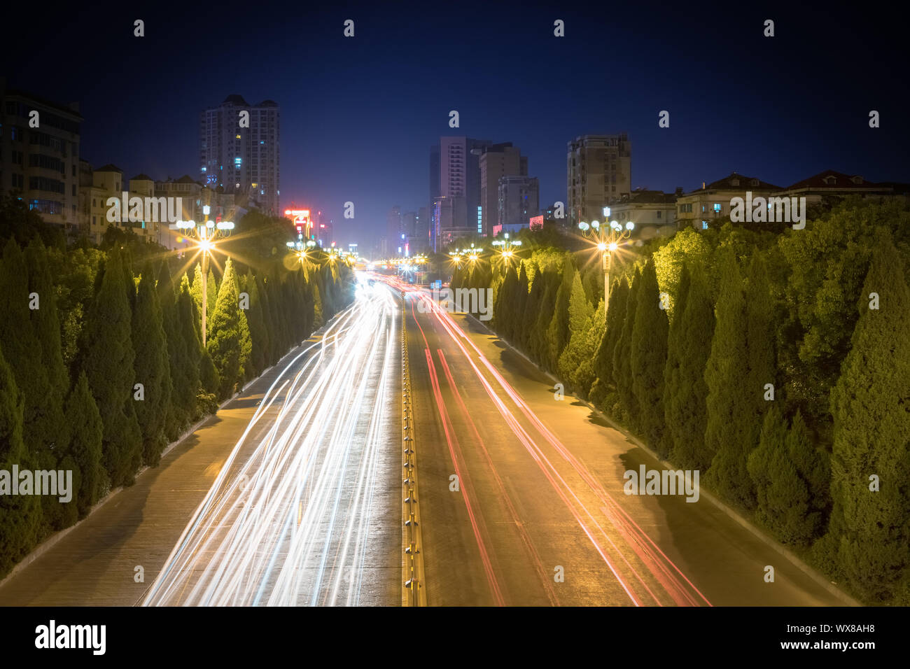 Sentieri di luce sulla strada della città Foto Stock
