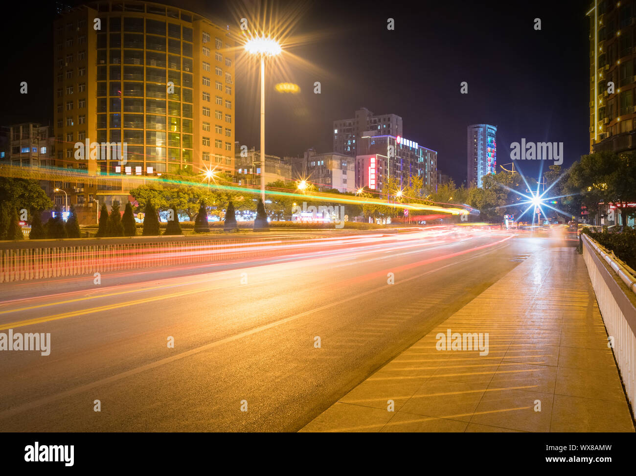 Sentieri di luce sulla strada di città Foto Stock
