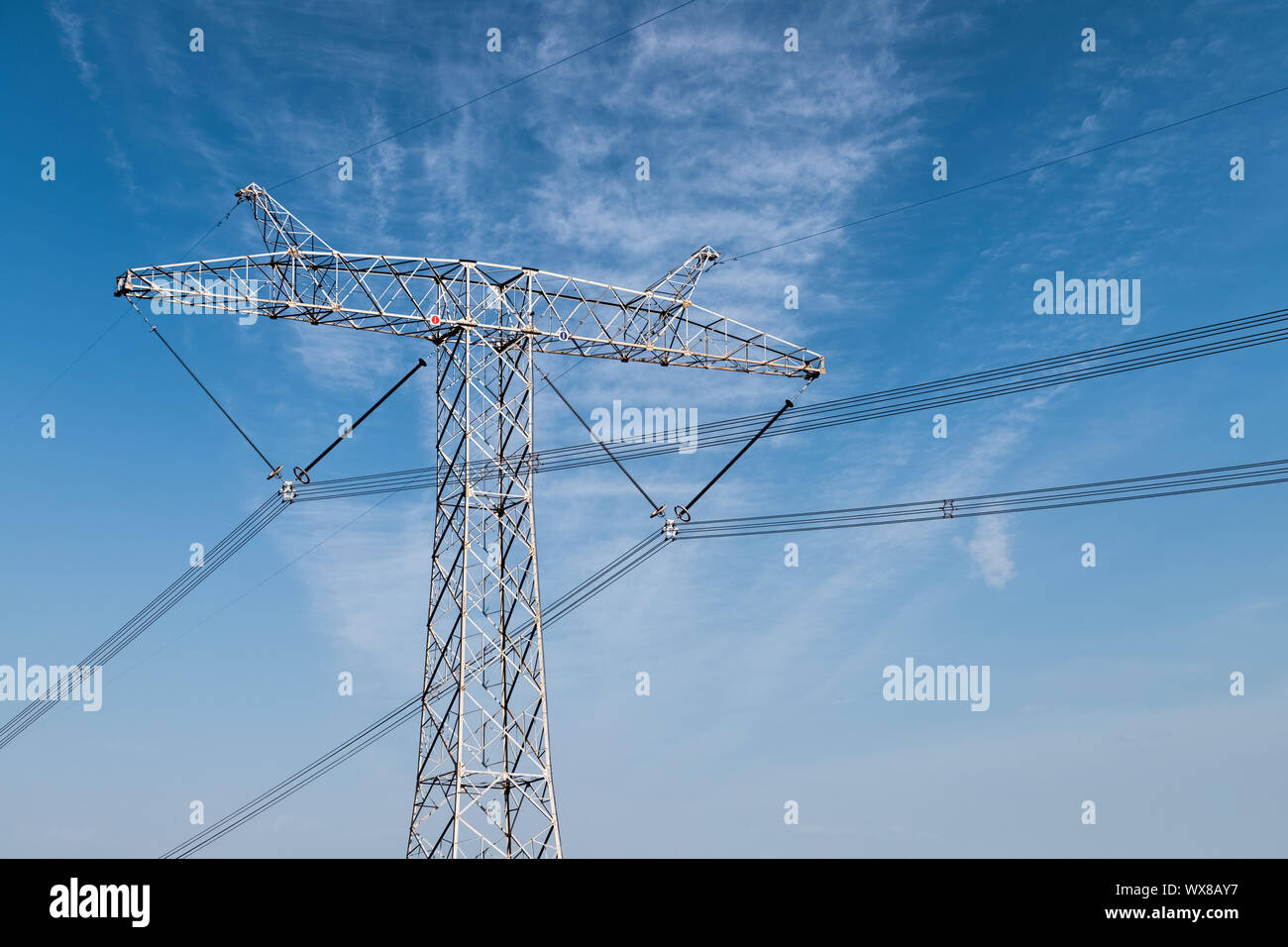 Alta tensione potenza torre di trasmissione Foto Stock