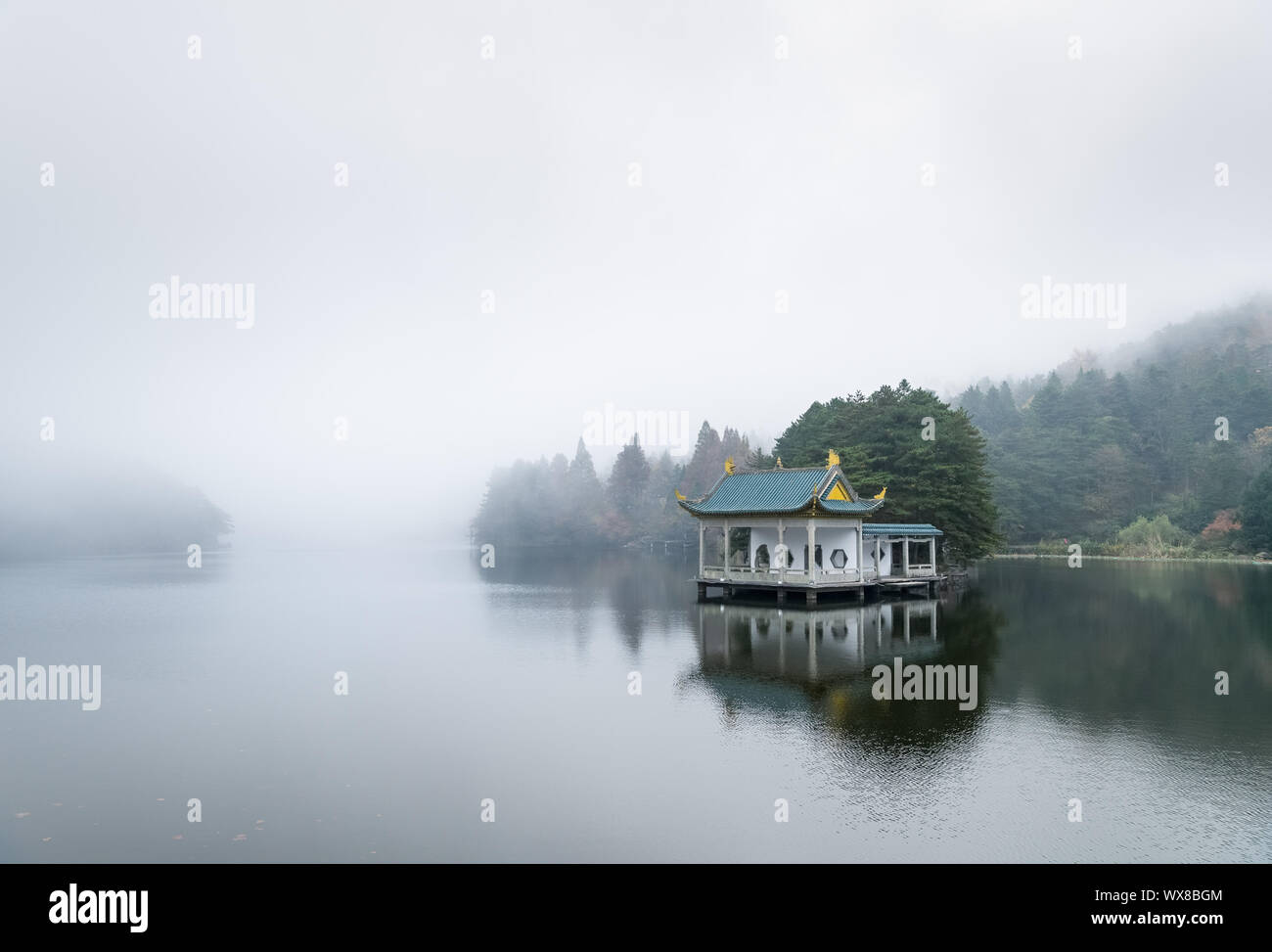 Padiglione tradizionale sul lago Foto Stock