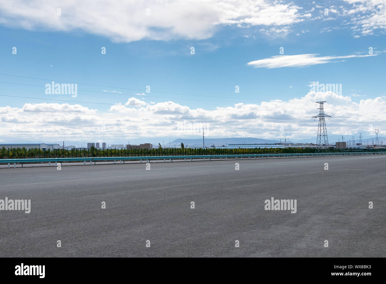 Autostrada vuota sullo sfondo Foto Stock