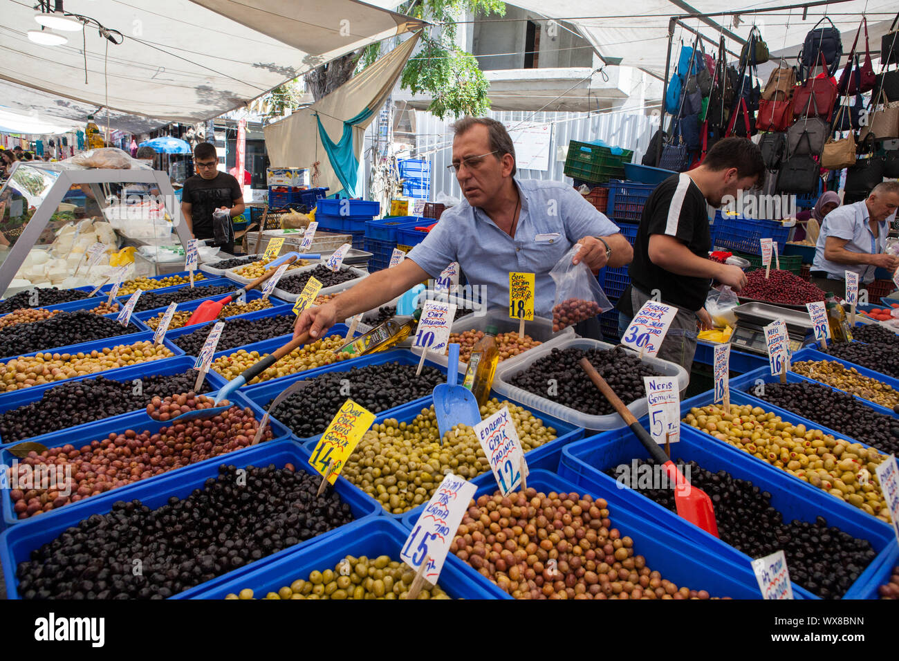 Pressione di stallo di mercato la vendita di olive nel quartiere Fatih di Istanbul Foto Stock