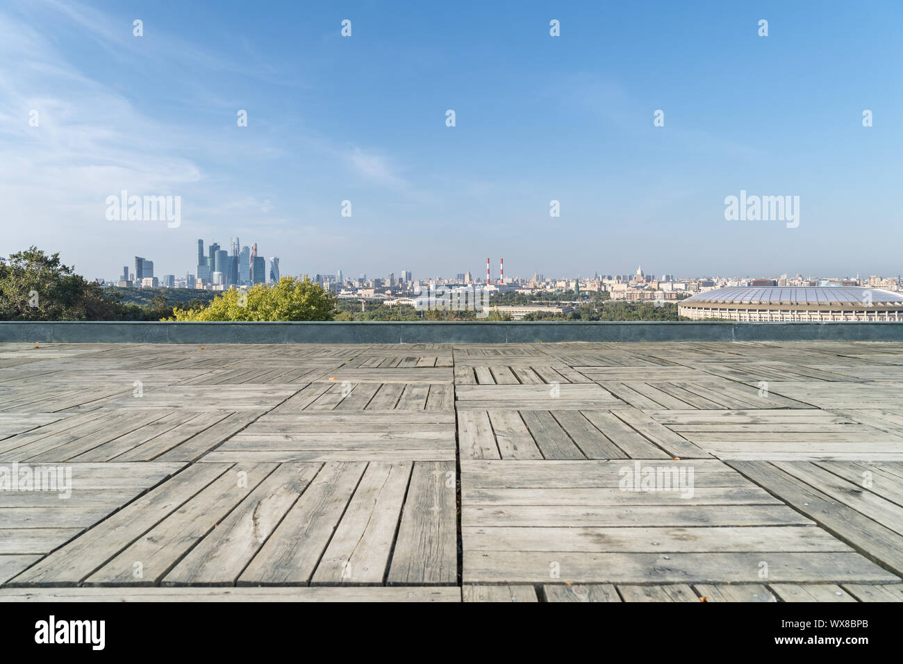 Mosca dello skyline della città e vuoto pavimento in legno Foto Stock