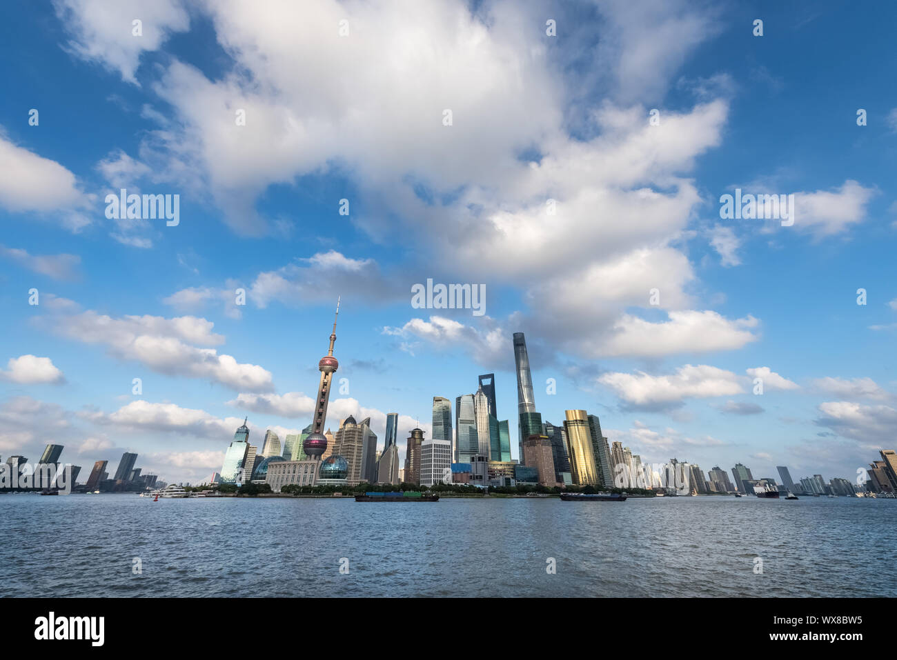 Lo skyline di Shanghai contro un cielo sereno Foto Stock