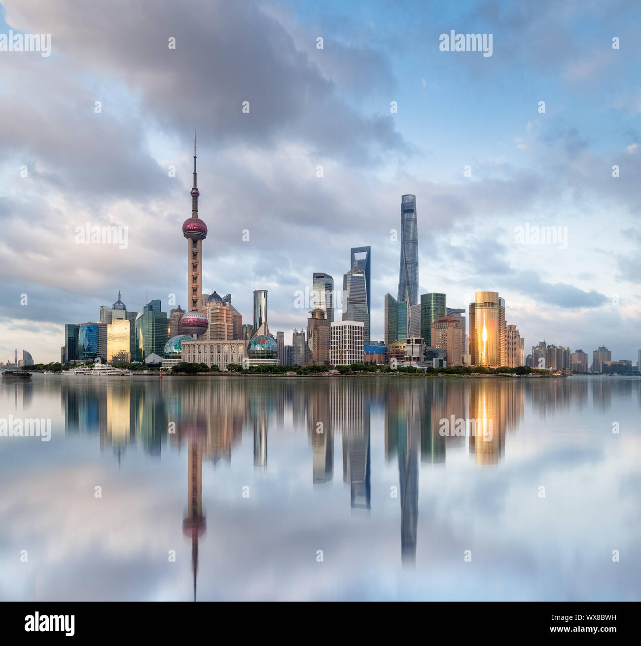 Lo skyline di Shanghai al crepuscolo e belle riflessioni Foto Stock