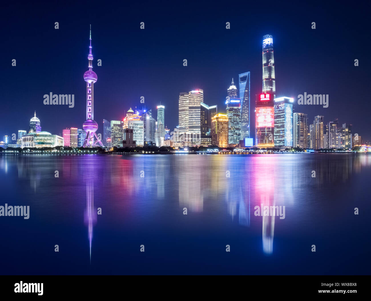 Lo skyline di Shanghai e belle riflessioni Foto Stock