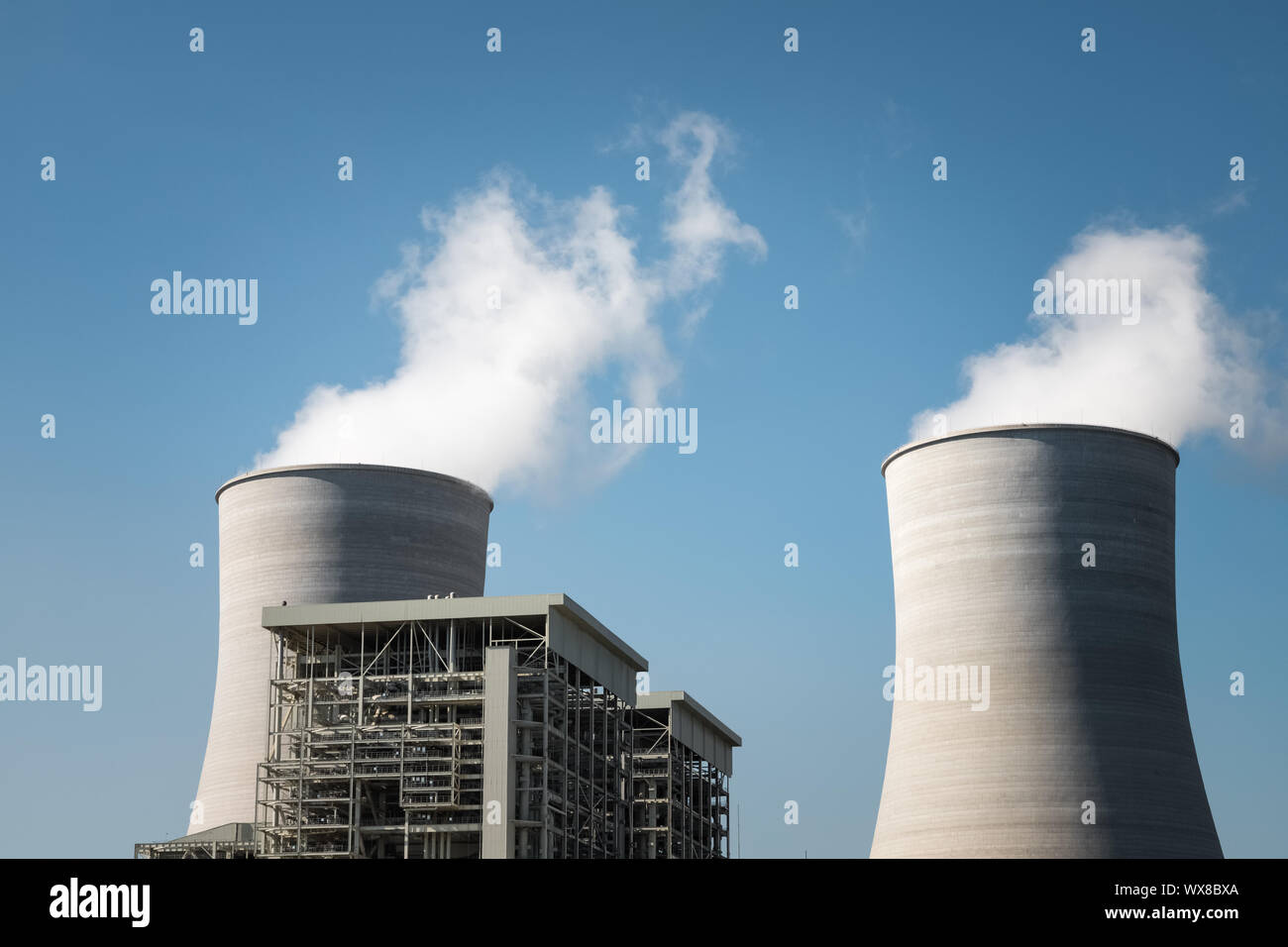 Torre di raffreddamento contro un cielo blu Foto Stock