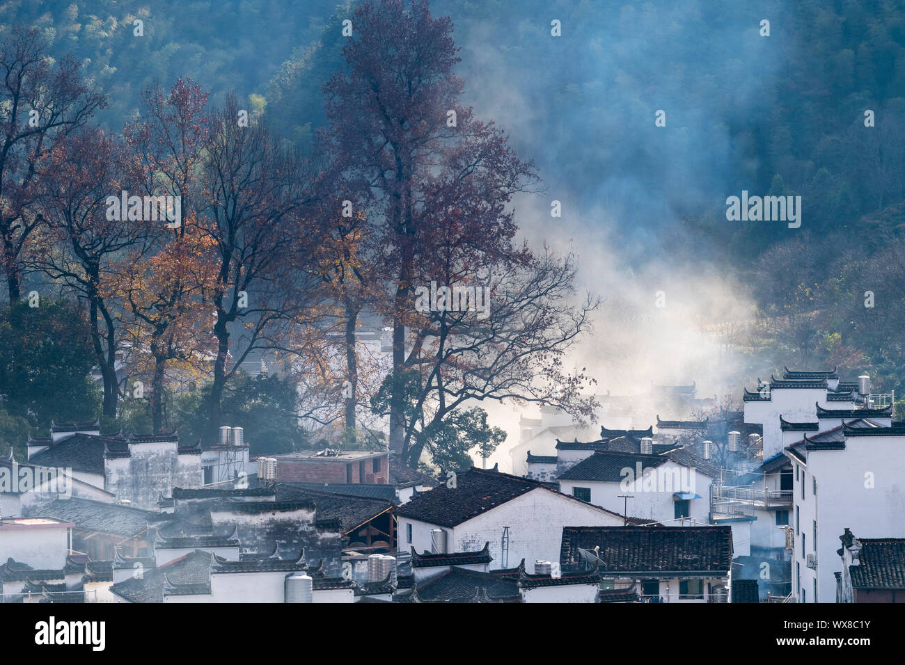 Bellissimo villaggio di montagna nel tardo autunno Foto Stock