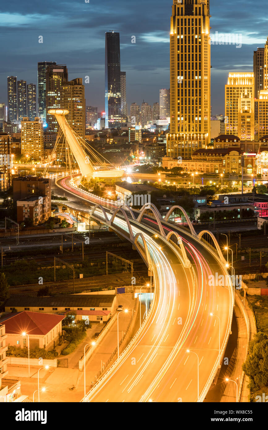 Curve stradali della città di notte Foto Stock
