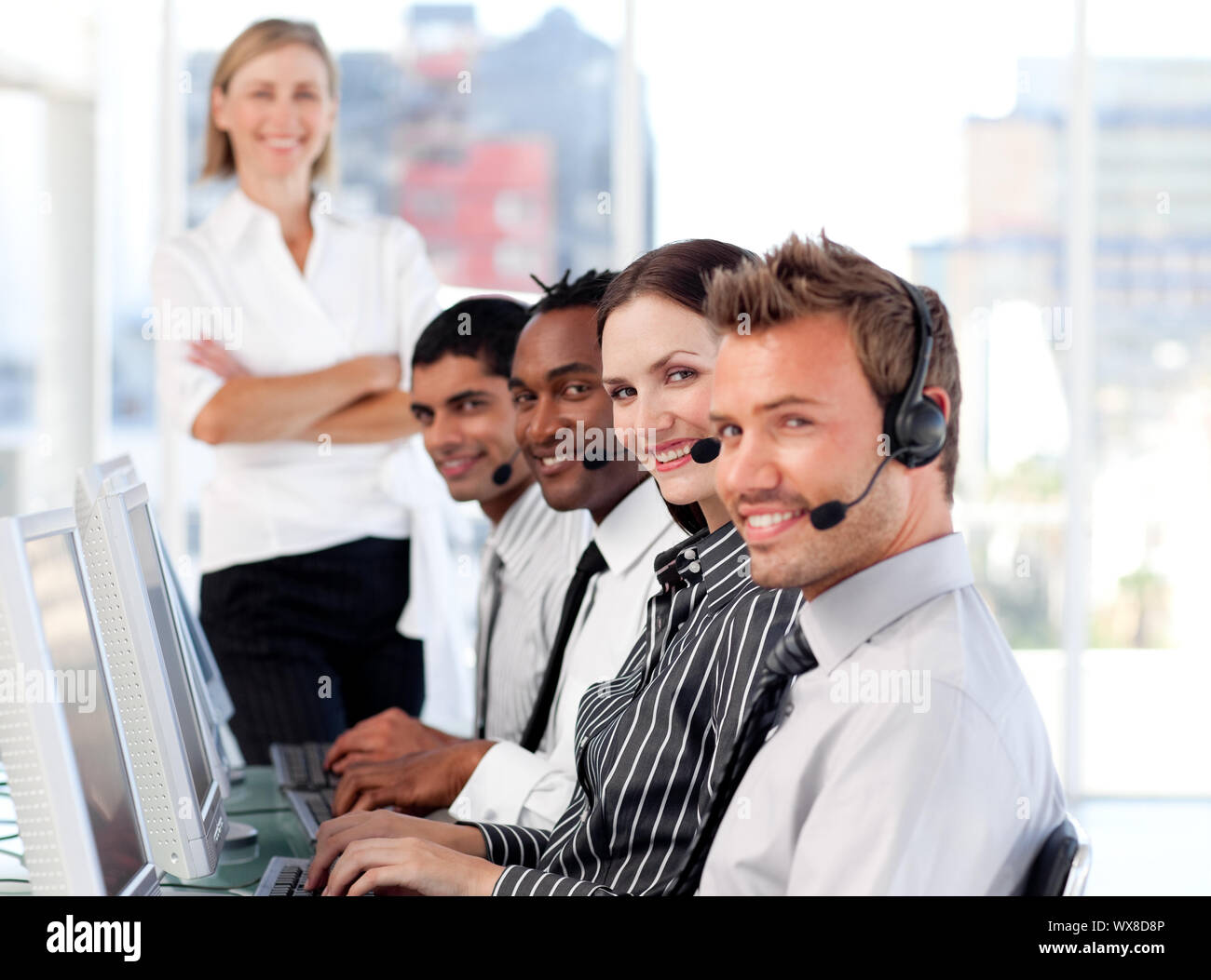 Team radiante in un call center Foto Stock