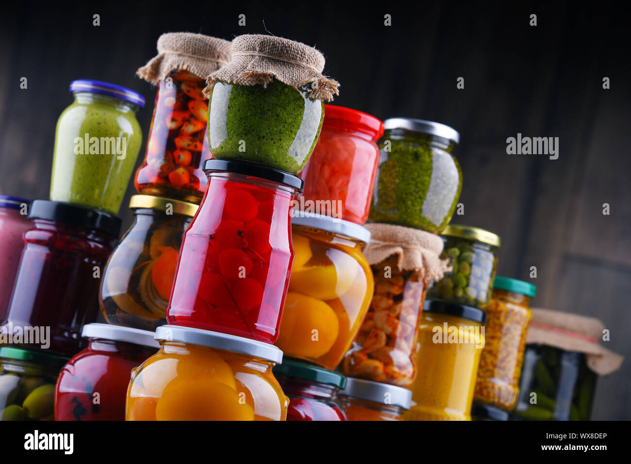 I vasetti con varietà di verdure sottaceto e frutti. Conserve Alimentari Foto Stock