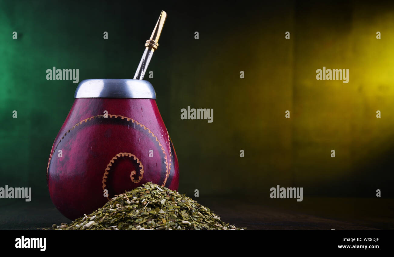 Composizione con yerba mate cup e foglie. Foto Stock