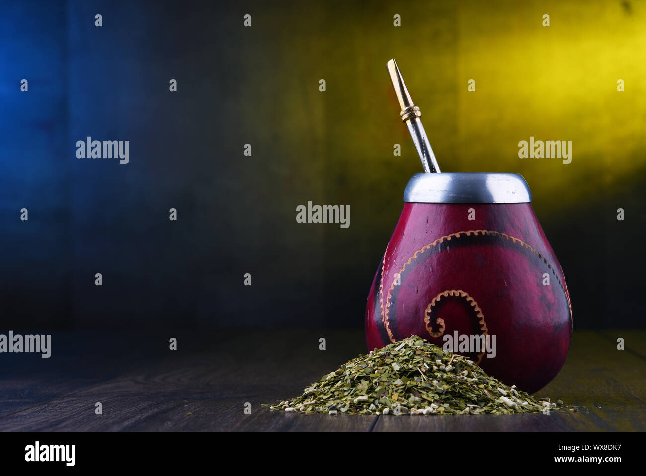 Composizione con yerba mate cup e foglie. Foto Stock